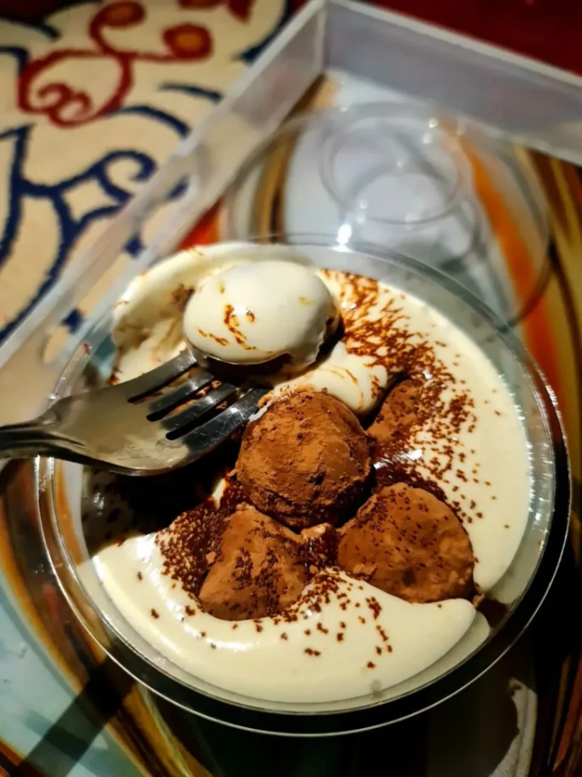 كرات التيراميسو بالصلصة اللذيذة ونكهة القهوة